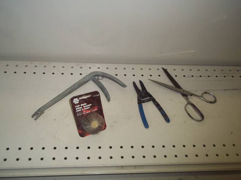 lot 265 image: Wire striper, scissors, sander, hook remover