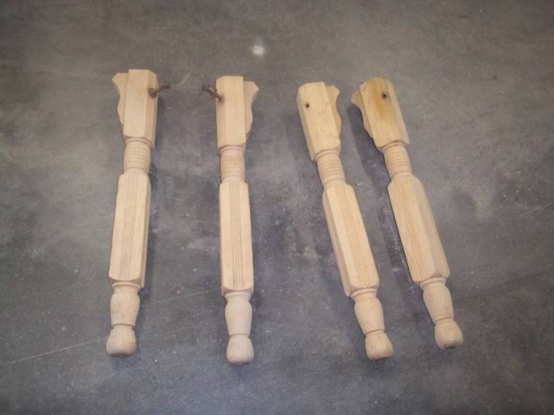lot 275 image: 4 Table legs 28