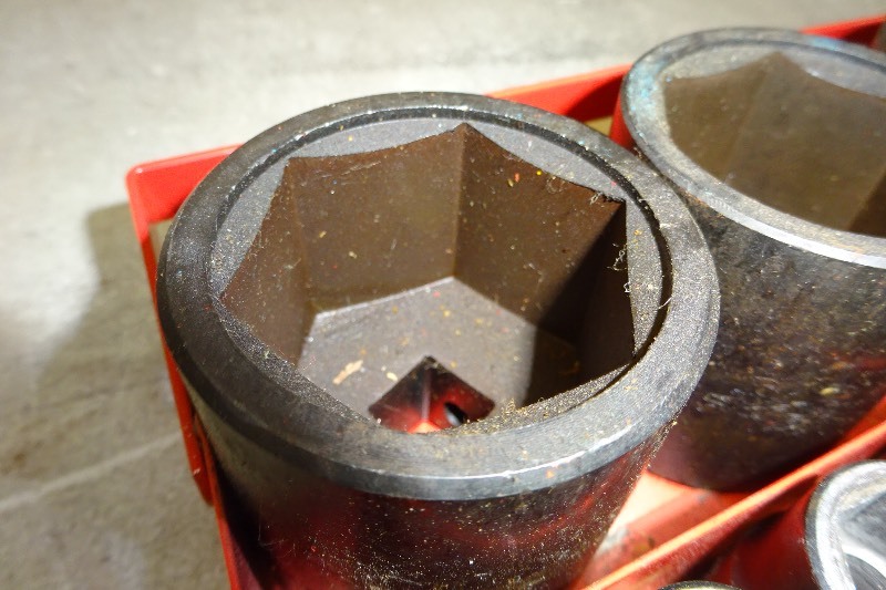 lot 4 image: Matco 18 pc socket set