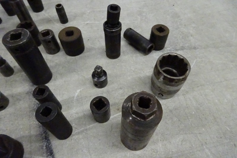 lot 19 image: Snap On 24 pc variety of sockets