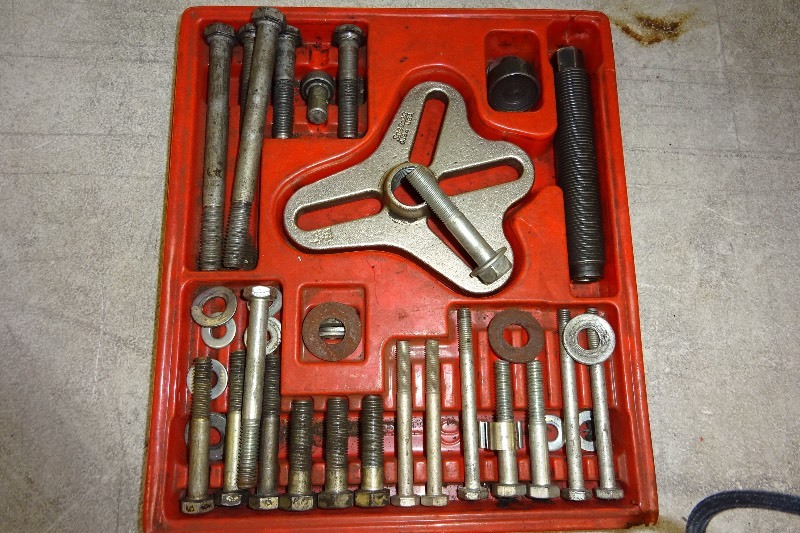 lot 73 image: Snap On Gear puller