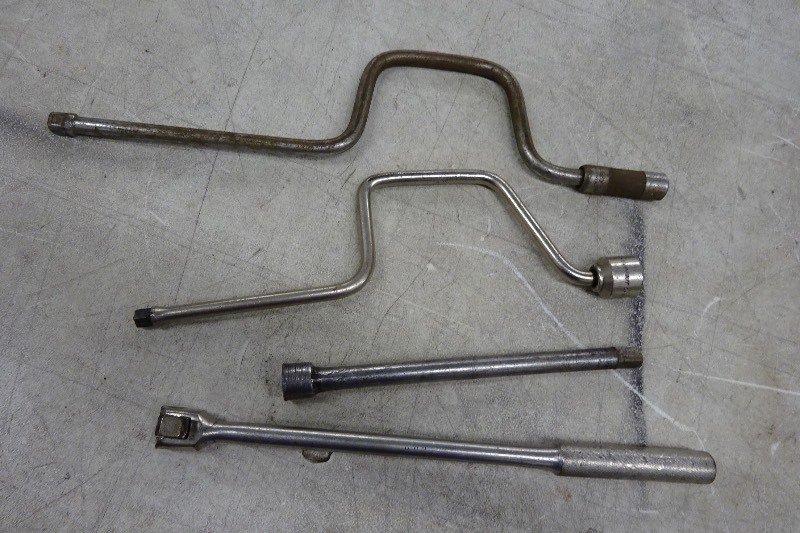 lot 29 image: 12 drive ratchet, 12 breaker bar, 12 extensions