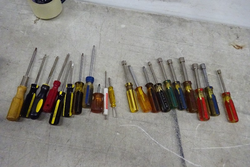 lot 33 image: Screwdrivers, nut washers