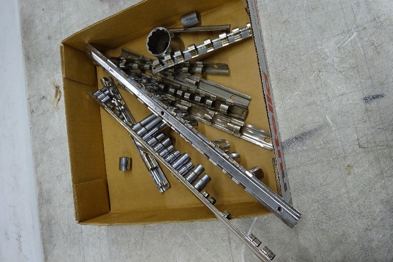 lot 47 image: Socket holders