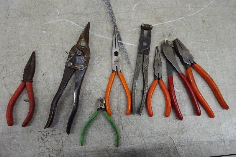 lot 85 image: Tin snips, side cutters, needle nose pliers