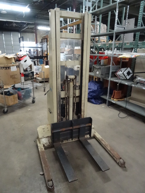 lot 19 image: Crown Electric Model WT-110-S