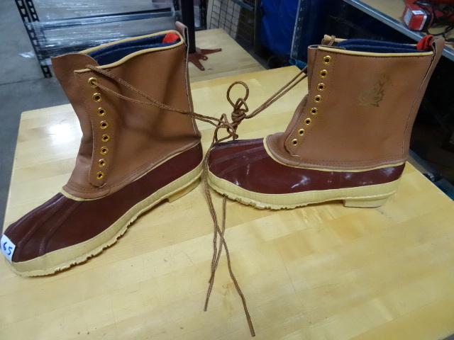 lot 65 image: Pair of Winter Snow Boots Size 13 New