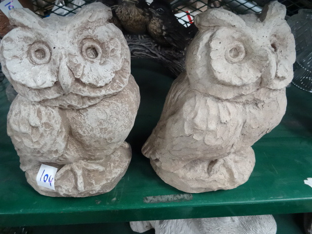lot 104 image: 2 Owl Garden Statues Concrete