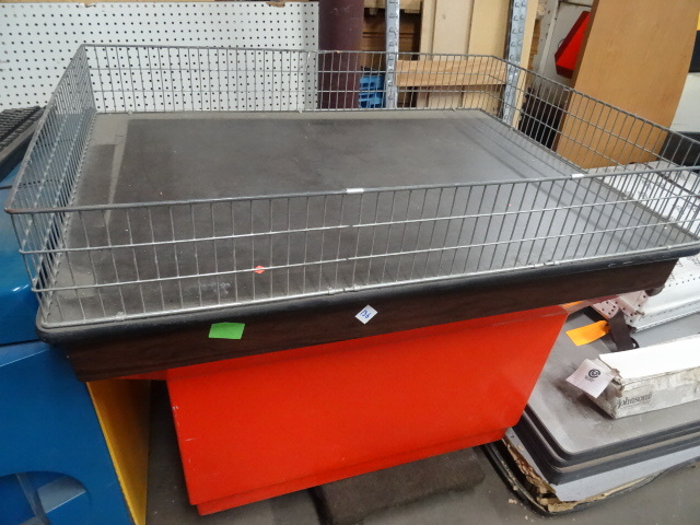 lot 136 image: Retail Dump Bin 48 X 36 X 38
