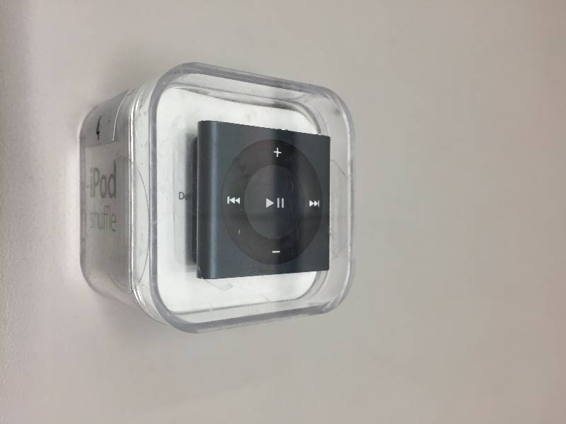 lot 4 image: IPOD SHUFFLE