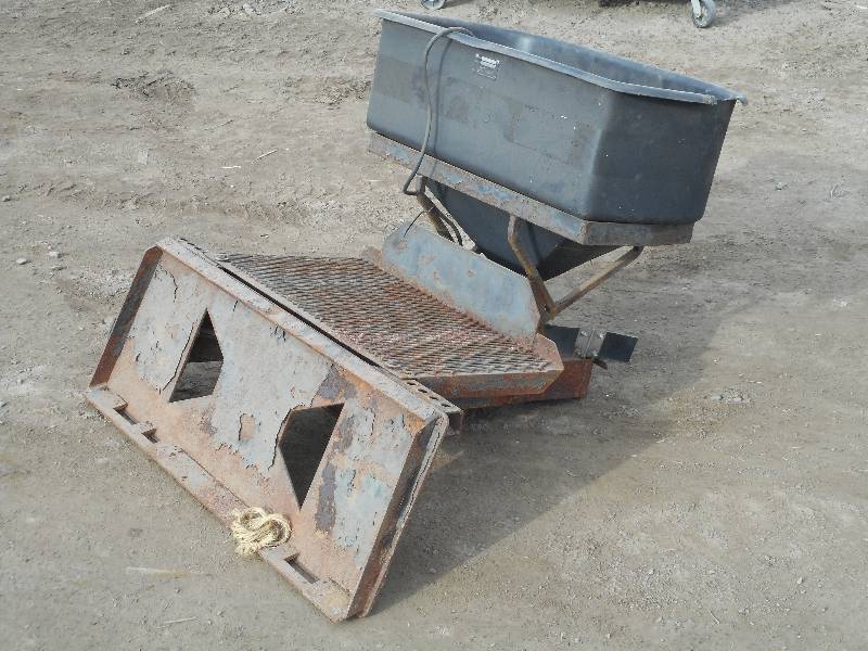 lot 4 image: Bobcat Universal Skidloader Broadca...