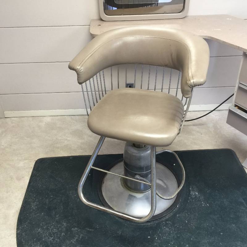 lot 2 image: Salon Station