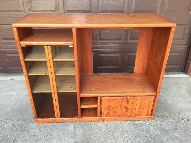 lot 68 image: Mid Century Modern Entertainment Unit #1 63.25x20x52.25