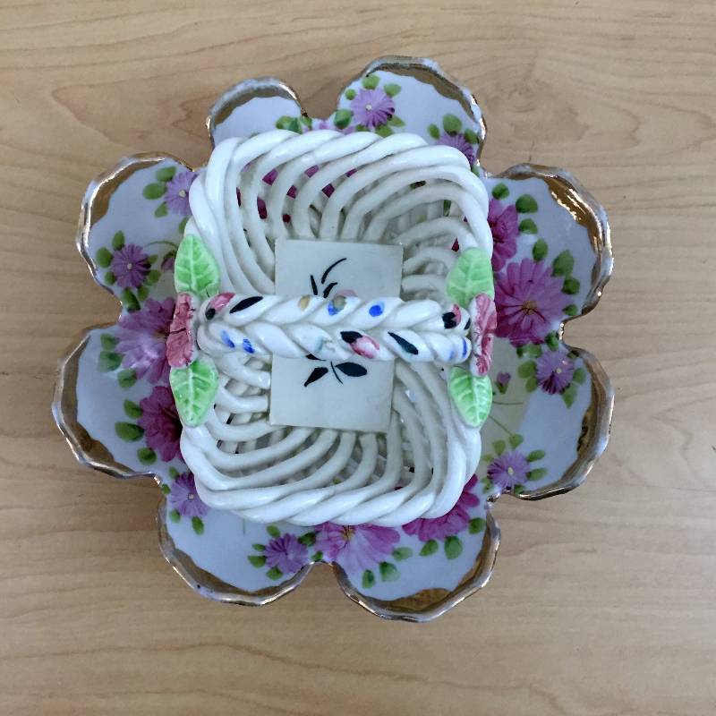 lot 21 image: Vintage Collectible Rose & Gold Scallop Bowl & Hand Painted Woven Basket - Made in Spain - Minor wear to gold on bowl