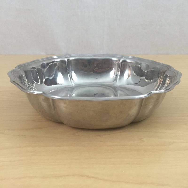 lot 29 image: High Quality Italian Vintage 9 Lifestyle 1810 Polished Stainless Steel Fluted Scalloped Serving Bowl