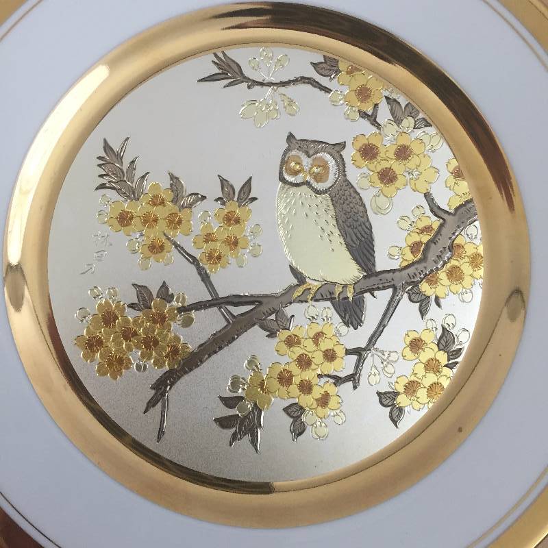 lot 33 image: LAL Brand 24K Rare White Large The Art of CHOKIN PLATE Wise Old Owl FLORAL DESIGN Collector Plate - Mint