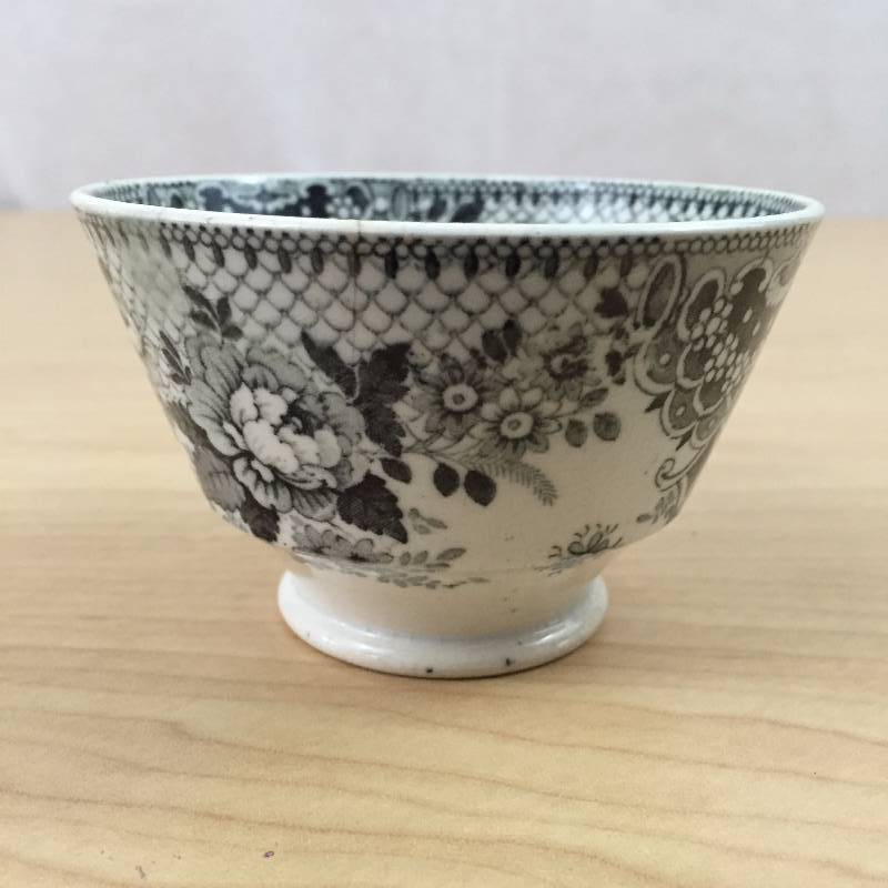 lot 39 image: Antique Victorian Custard Cup or Small Bowl - Crazing from age - No Chips