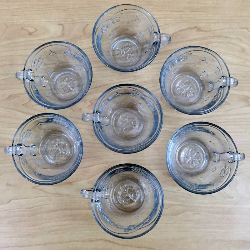 lot 44 image: 7 Vintage Anchor Hocking Savannah Glass Punch Cups Flowers TeaCoffee Cups