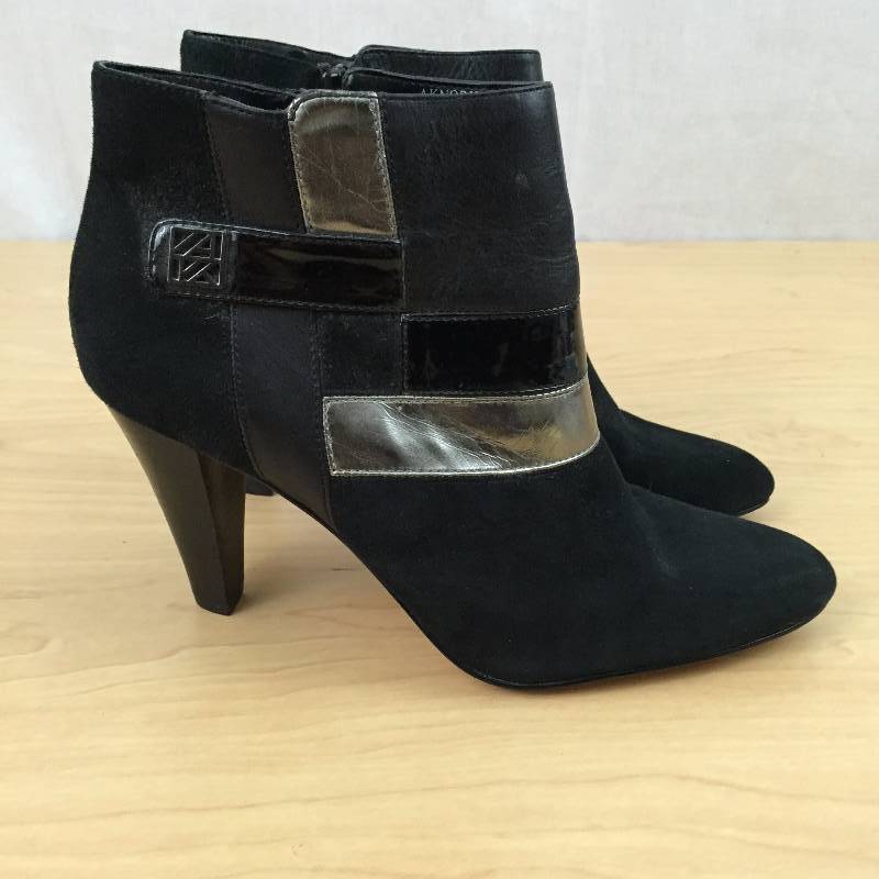 lot 62 image: Gorgeous Sassy Chic Anne Klein Black & Silver Ankle Boots Size 6 12M - Excellent Pre-owned