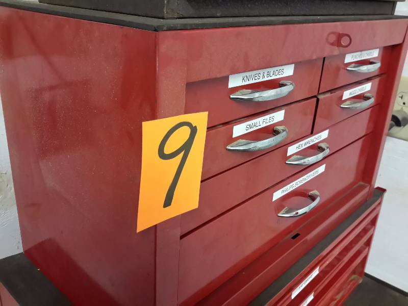 6 drawer tool box.. No markings, but he is pretty sure it is Craftsman