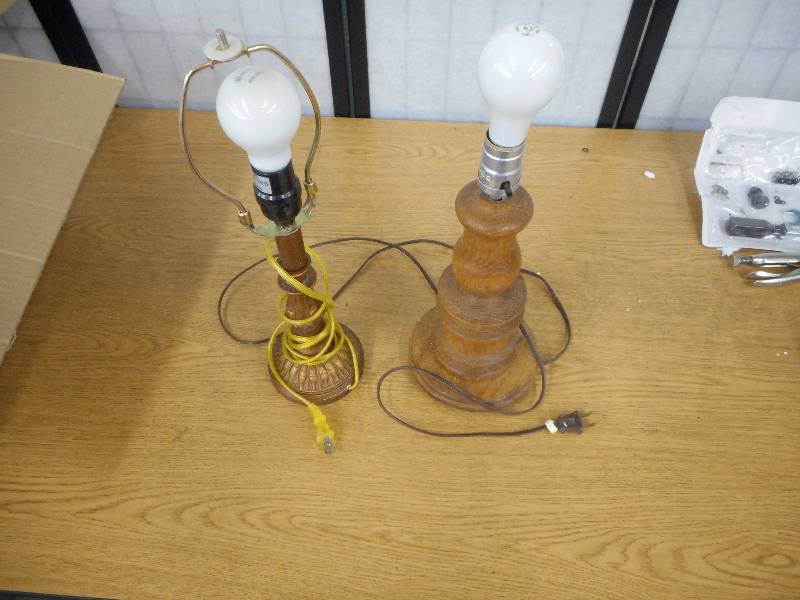 lot 7 image: LOT OF 2 LAMPS