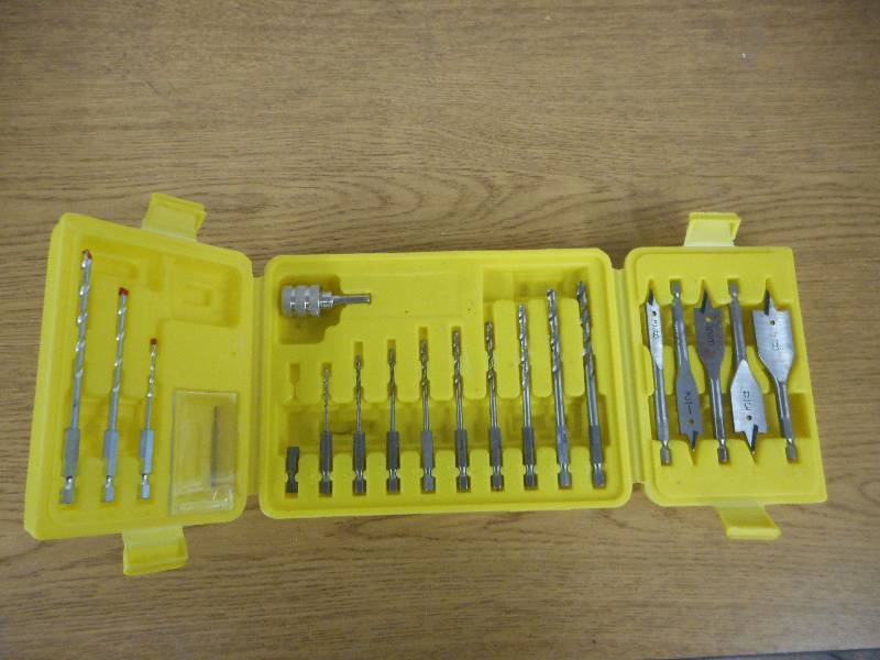 lot 26 image: 20 PIECE DRILL BIT SET
