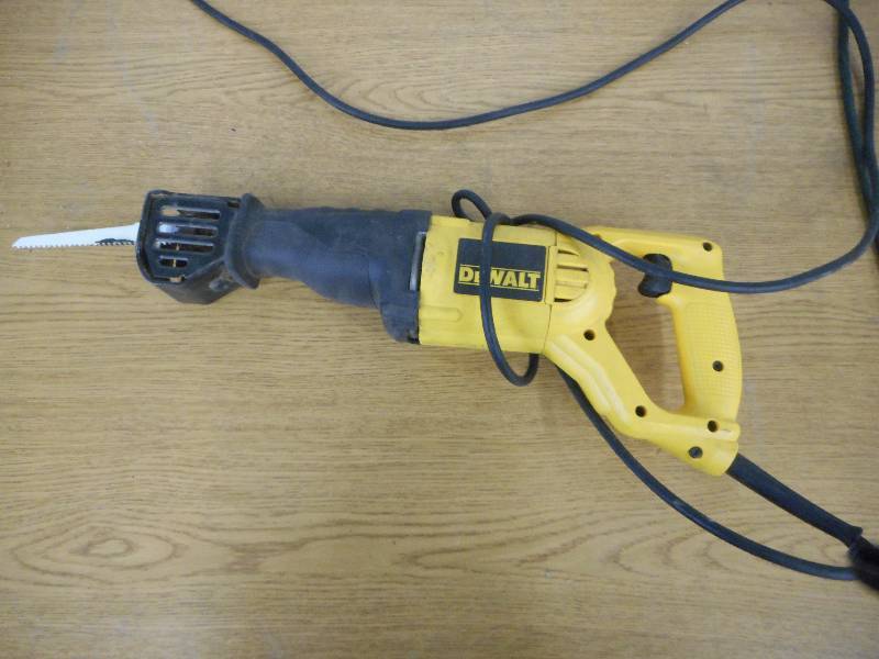 lot 29 image: DEWALT SAWSALL