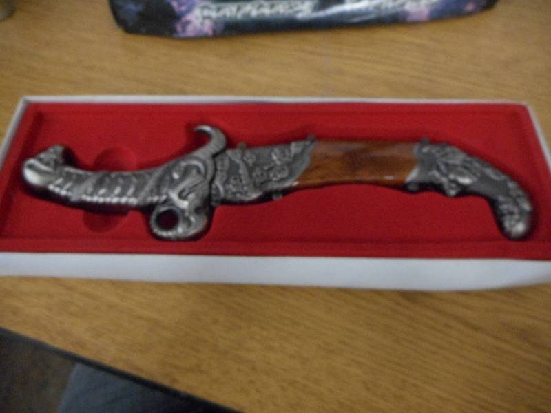 lot 37 image: FANTASY KNIVES BONE N SKULL KNIFE