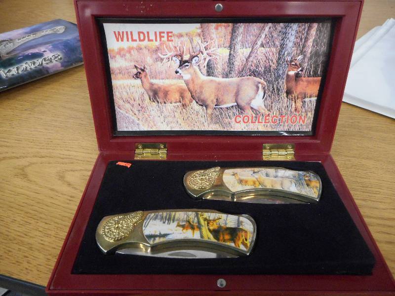 lot 35 image: WILDLIFE COLLECTION 2 POCKET KNIFES