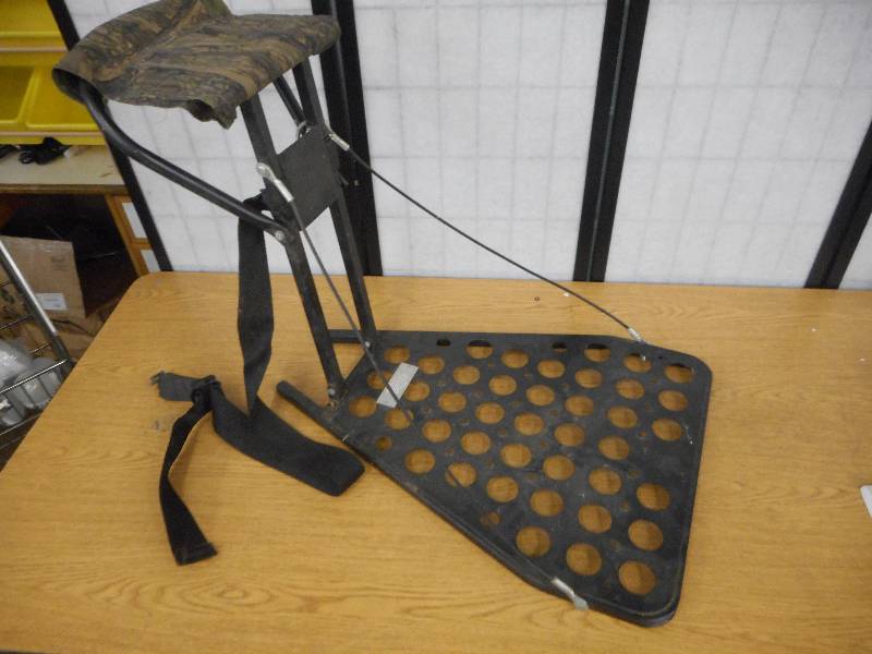 lot 49 image: PORTABLE TREE STAND