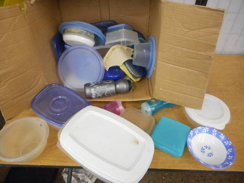 lot 63 image: TUPPERWARE BOWLS WITH LIDS