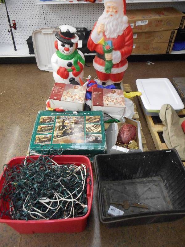 lot 67 image: MASSIVE LOT OF CHRISTMAS ORNAMENTS