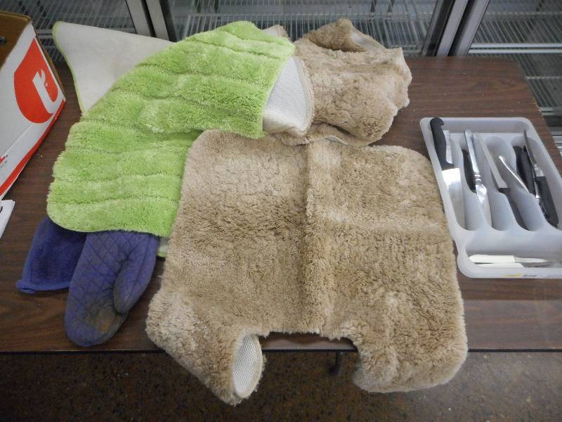 lot 69 image: BATHROOM RUGS PLUS LOT OF MISC.