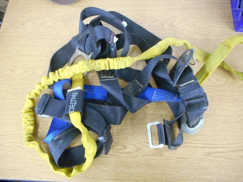 lot 73 image: SAFETY HARNESS