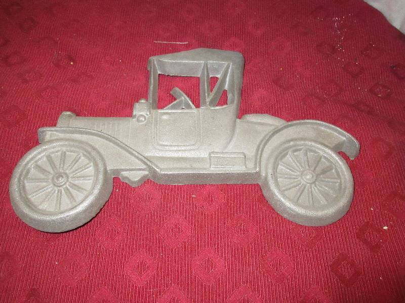 VINTAGE MOLDED LEAD CAR