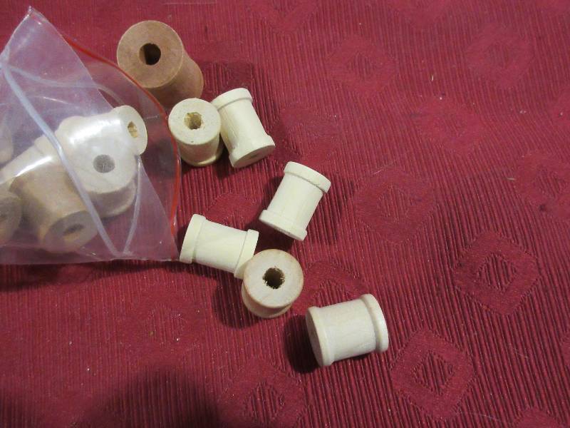 SMALL WOODEN THREAD SPOOLS