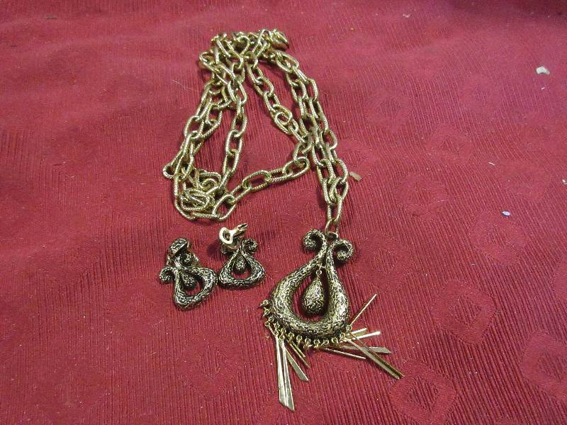 VINTAGE KNECKLACE AND EARINGS