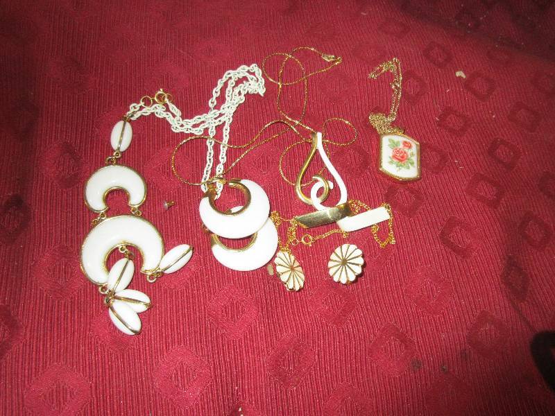 VINTAGE JEWLERY