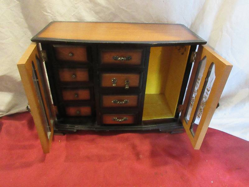 VINTAGE JEWLERY BOX