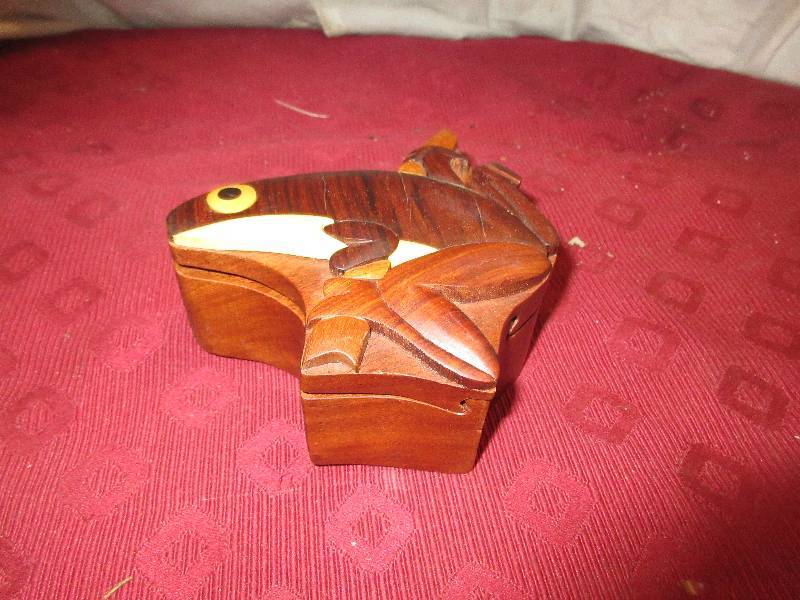 COLLECTIBLE WOODEN FROG PUZZEL