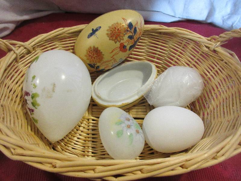 4 GLASS EGGS 1 EGG TRINKET BOX