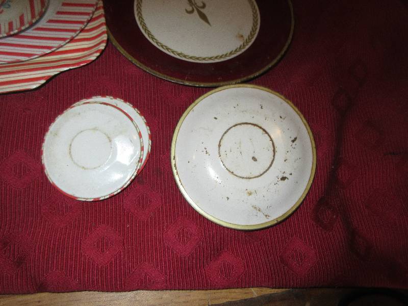 ANTIQUE CHILDS TIN DISHES
