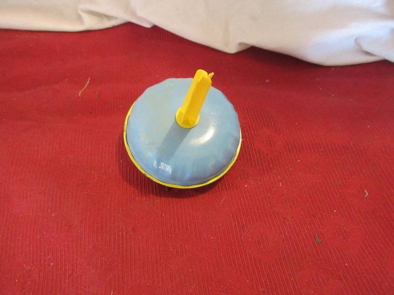 COLLECTIBLE METAL TOP