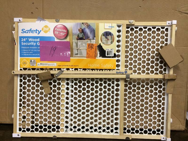 lot 19 image: Safety First 24 Security Gate