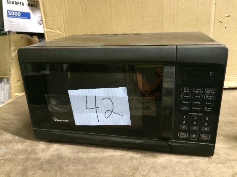 lot 41 image: Magic Chef Mcm990B 0.9 Cubic Feet 900-Watt Microwave with Digital Touch usewd working