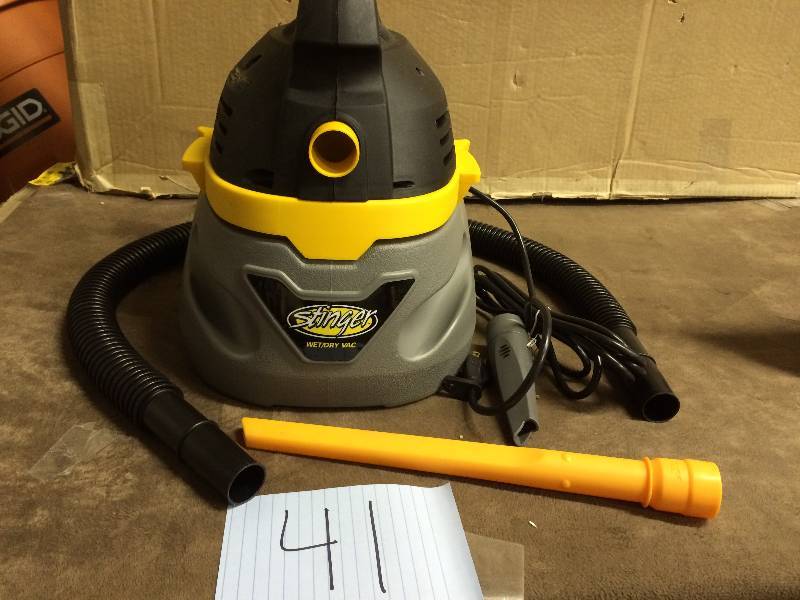 lot 42 image: Stinger 2.5-gal. WetDry Vacuum used tested
