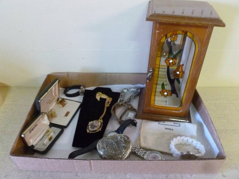 lot 7 image: Jewelry