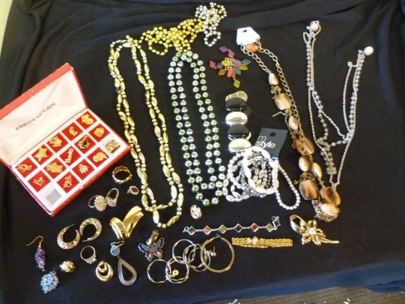lot 8 image: Jewelry