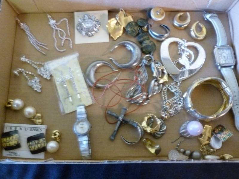 lot 10 image: Jewelry