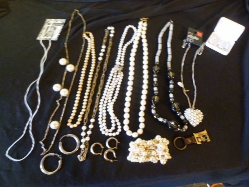 lot 11 image: Jewelry